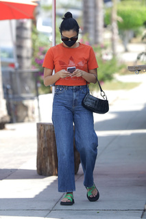 Camila Mendes feet photo thumbnail