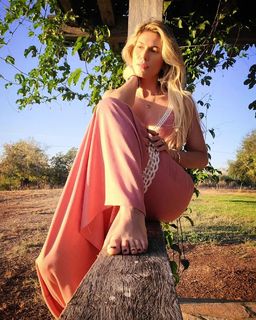 Lívia Andrade feet photo thumbnail