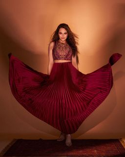 Sonakshi Sinha feet photo thumbnail