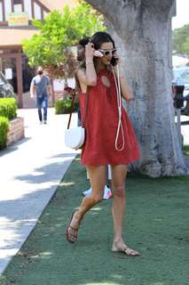 Alessandra Ambrosio feet photo thumbnail