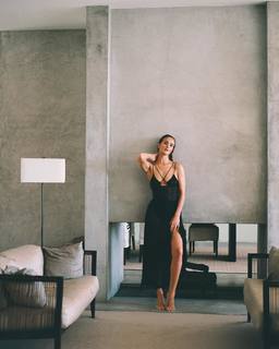 Rosie Huntington-Whiteley feet photo thumbnail