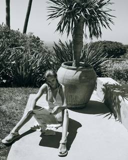 Rosie Huntington-Whiteley feet photo thumbnail