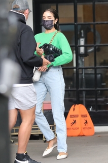 Olivia Culpo feet photo thumbnail
