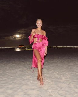 Karolina Pisarek feet photo thumbnail