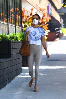 Alessandra Ambrosio feet photo thumbnail