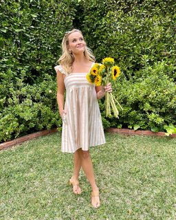 Reese Witherspoon feet photo thumbnail