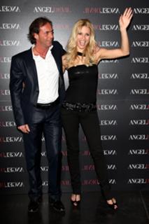 Michelle Hunziker feet photo thumbnail