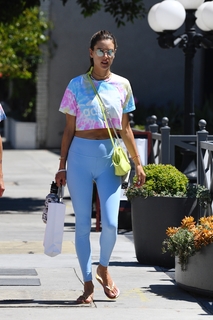 Alessandra Ambrosio feet photo thumbnail