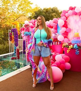 Juliana Salimeni feet photo thumbnail