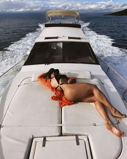 Juliana Salimeni feet photo thumbnail