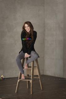 Miley Cyrus feet photo thumbnail