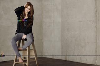 Miley Cyrus feet photo thumbnail