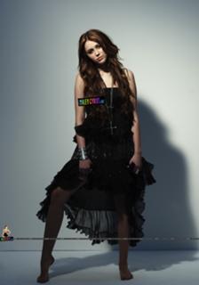 Miley Cyrus feet photo thumbnail