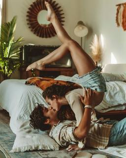 Sofie Dossi feet photo thumbnail