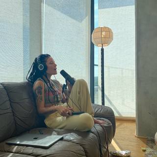 Halsey feet photo thumbnail