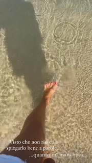 Giorgia Palmas feet photo thumbnail