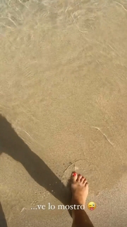 Giorgia Palmas feet photo thumbnail