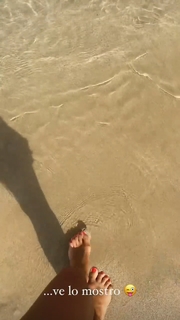 Giorgia Palmas feet photo thumbnail