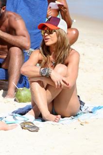 Sabrina Sato feet photo thumbnail