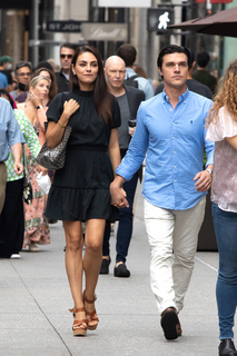 Mila Kunis feet photo thumbnail