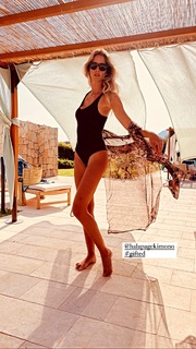 Elena Santarelli feet photo thumbnail