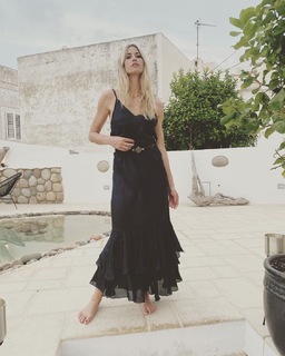 Elena Santarelli feet photo thumbnail
