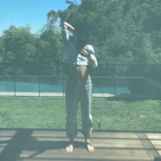Phoebe Tonkin feet photo thumbnail
