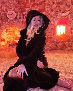 Christina Aguilera feet photo thumbnail