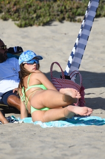 Alessandra Ambrosio feet photo thumbnail
