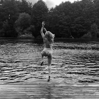 Emily Osment feet photo thumbnail