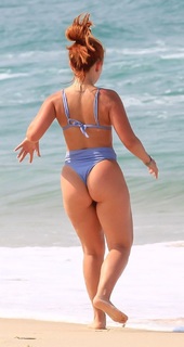 Larissa Manoela feet photo thumbnail