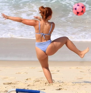 Larissa Manoela feet photo thumbnail