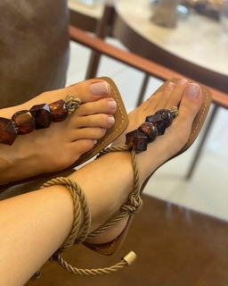 Cláudia Citroni feet photo thumbnail