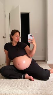 Ashley Graham feet photo thumbnail