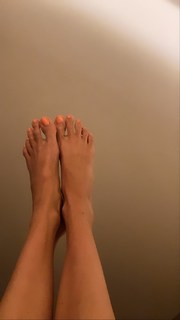 Shailene Woodley feet photo thumbnail