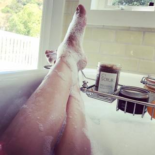 January Jones feet photo thumbnail