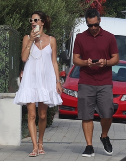 Alessandra Ambrosio feet photo thumbnail