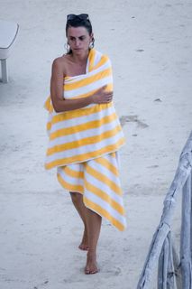 Penélope Cruz feet photo thumbnail