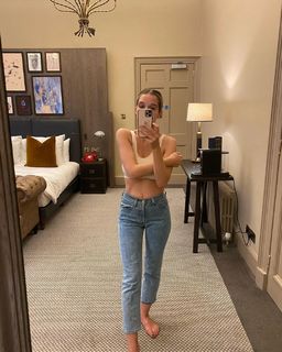 Helen Flanagan feet photo thumbnail