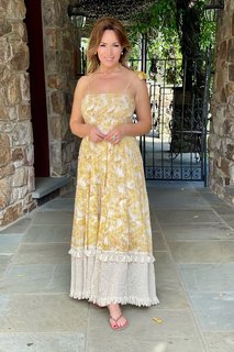 Lisa Robertson feet photo thumbnail