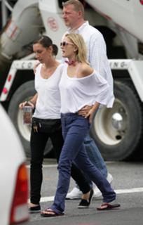 Drew Barrymore feet photo thumbnail