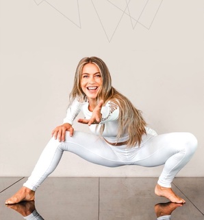 Julianne Hough feet photo thumbnail