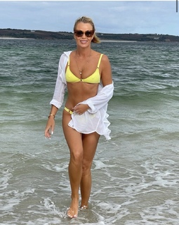 Amanda Holden feet photo thumbnail