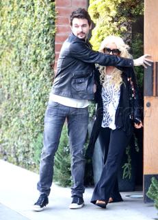 Christina Aguilera feet photo thumbnail