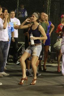 Deborah Secco feet photo thumbnail