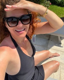 Debra Messing feet photo thumbnail