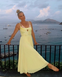 Molly Sims feet photo thumbnail