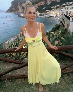 Molly Sims feet photo thumbnail