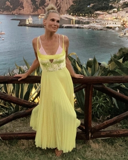 Molly Sims feet photo thumbnail