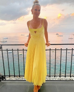 Molly Sims feet photo thumbnail
